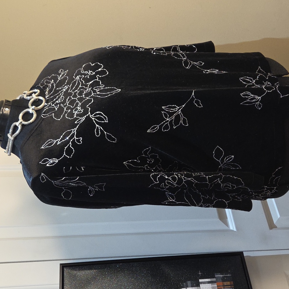 Nwot 18/20W Fashion BUG Chic Black Floral Velvet Blouse - Picture 8 of 17